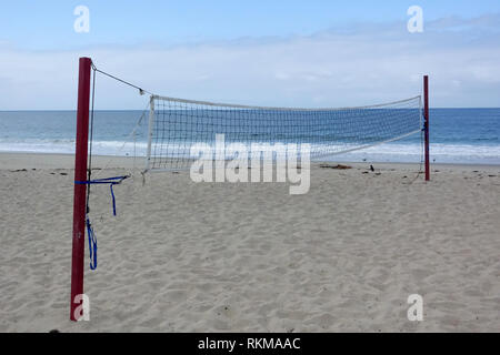 Un filet de volley-ball mis en place dans le sable à Laguna Beach, Californie avec l'océan au loin. Banque D'Images