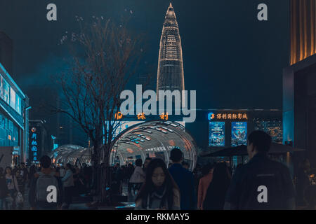 ShenZhen, Chine, Jan 31, 2019 : La Baie de Shenzhen Ave. à la nuit. Shenzhen Bay ave est un lieu célèbre pour les boutiques, restaurants et loisirs Banque D'Images