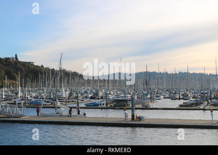 Bateaux le long de la côte de l'une des petites plages de Seattle, et les personnes qui pêchent sur dock Seattle, WA. Banque D'Images