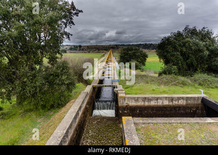 Canal d'irrigation ou canal d'irrigation dans la région de mur de béton Envoyer l'eau du réservoir de la région agricole de l'​​The farmer Banque D'Images