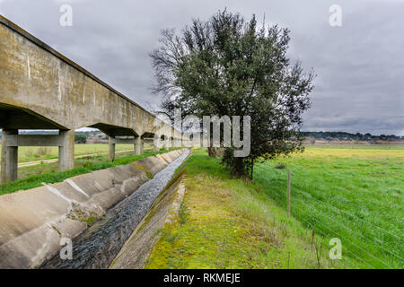 Canal d'irrigation ou canal d'irrigation dans la région de mur de béton Envoyer l'eau du réservoir de la région agricole de l'​​The farmer Banque D'Images