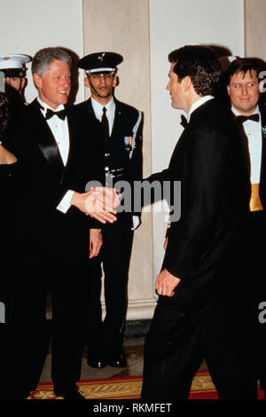 Le président américain Bill Clinton, gauche, serre la main de John Kennedy, Jr. dans la ligne de réception pendant le dîner officiel à la Maison Blanche le 5 février 1998 à Washington, DC. Banque D'Images