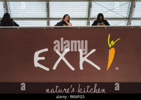 L'aéroport CDG, Paris - 12/22/18 : logo Exki permanent au-dessus de la boutique d'aliments sains. La cuisine de la nature. La carotte orange et certaines personnes l'article ci-dessus. Banque D'Images