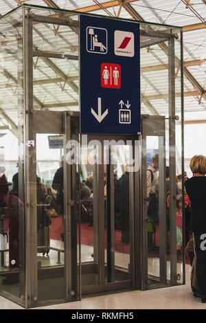 L'aéroport CDG, Paris - 12/22/18 : Ascenseur à l'aéroport de Paris pour l'accessibilité. Transparente et faite de verre trempé et le métal. Logo Air France Banque D'Images