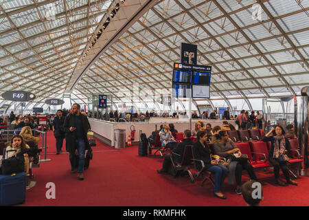 L'aéroport CDG, Paris - 12/22/18 : personnes passagers en attente d'administration sur leurs vols internationaux. Bagages à main, les familles, les enfants. Banque D'Images