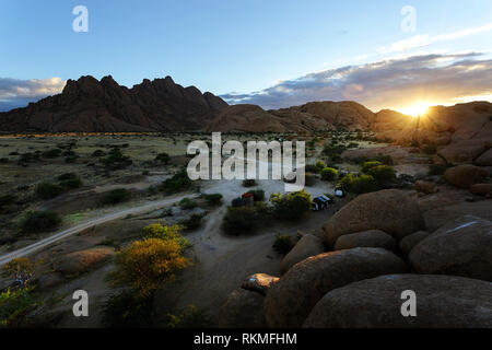 Camping sous les étoiles du désert, Spitzkoppe, Namibie Banque D'Images