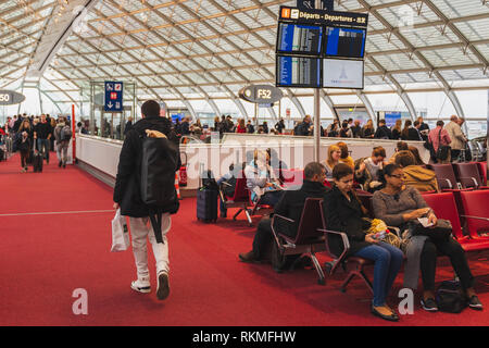 L'aéroport CDG, Paris - 12/22/18 : personnes passagers en attente d'administration sur leurs vols internationaux. Bagages à main, les familles, les enfants. Banque D'Images