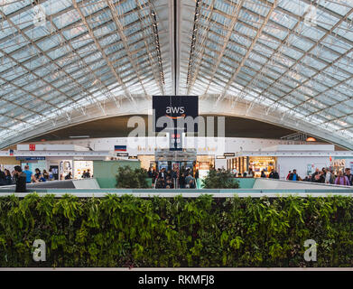 Paris CDG Airport - 12/22/18 : Terminal 2F food court, grand skylight maille avec vivre la végétation, jardin vertical et un bar. Les personnes voyageant avec suitc Banque D'Images