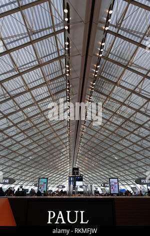 L'aéroport CDG, Paris - 12/22/18 : Paul logo ci-dessus dans la zone de restauration de l'aéroport de Paris. Logo du célèbre restaurant et boulangerie française. Banque D'Images