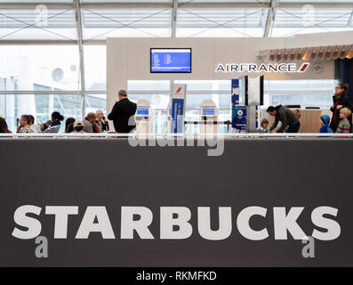 L'aéroport CDG, Paris - 12/22/18 : logo boutique Starbucks à Paris Charles de Gaule. Zone d'embarquement Air France. café cher célèbre marque Banque D'Images