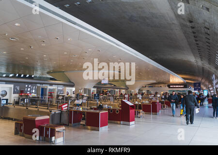 L'aéroport CDG, Paris - 12/22/18 : zone d'inspection de bagages à l'aéroport de Paris Charles de Gaule, vue de l'intérieur, les passagers. Banque D'Images