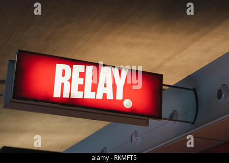 L'aéroport CDG, Paris - 12/22/18 : Relais isolés shop logo de marque, un contraste élevé, blanc brillant et rouge magasin de proximité français journaux, magazines, boo Banque D'Images