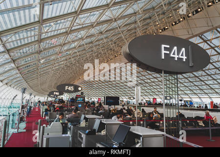 L'aéroport CDG, Paris - 12/22/18 : personnes passagers en attente d'administration sur leurs vols internationaux. Bagages à main, les familles, les enfants. Banque D'Images