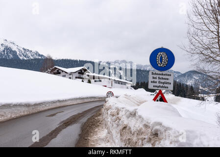 Signe de la circulation de la chaîne, Bei Schnee und Eisglätte attention, les services d'hiver, la neige, l'obligation de la chaîne du District de Liezen, Styrie, Autriche, Europe Banque D'Images