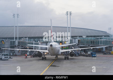 L'aéroport CDG, Paris - 12/22/18 : Air France vue depuis l'arrière d'être inspectés et ravitaillé tandis qu'il s'attendre pour le décollage, l'envergure de l'air, long Banque D'Images