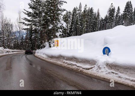 Signe de la circulation de la chaîne, Bei Schnee und Eisglätte attention, les services d'hiver, la neige, l'obligation de la chaîne du District de Liezen, Styrie, Autriche, Europe Banque D'Images