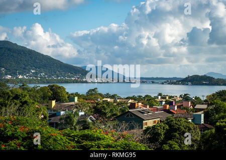 Vue de la Conceição lagoon en fin d'après-midi, de la fenêtre sur un jour d'été, lorsque les nuages sont danser dans le ciel. L'île de Florianópolis, Brésil. Banque D'Images