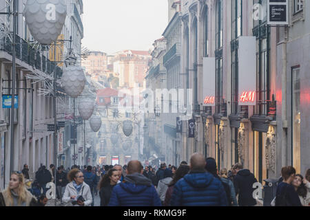 Lisbonne, Portugal - 26/12/18 : décorations de Noël au centre-ville de Lisbonne Mall Armazens do Chiado Carmo street, beaucoup de gens les boutiques et sur la st Banque D'Images