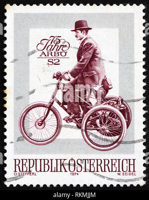 Autriche - circa 1974 : timbre imprimé dans l'Autriche montre de Dion Bouton Tricycle à moteur, 75e anniversaire de l'Association Automobile Autrichienne, vers 1 Banque D'Images