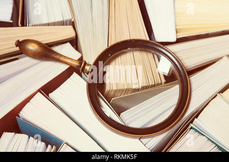 Livres et la loupe Close up Banque D'Images
