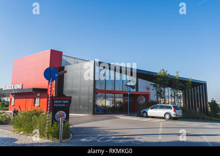 Oeiras, Portugal - 01/05/19 : Burger King drive à travers le parc des poètes dans Oeiras, parking, bâtiment moderne avec des couleurs rouge et noir, et lumineux b Banque D'Images