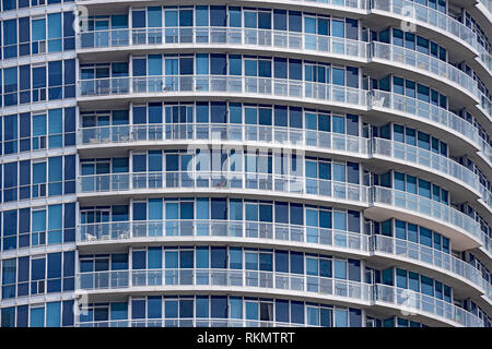 Les balcons de l'immeuble moderne de haute élévation Banque D'Images