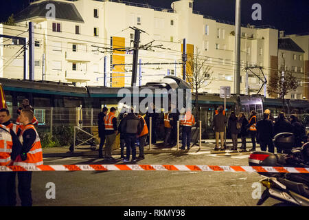 Vu la police sur les lieux de l'accident entre deux trains de tramway sur la ligne T2 entre Jacques Henri Lartigue et Les Moulineaux stations dans Issy les Moulineaux, près de Paris, causant 12 blessés. Banque D'Images