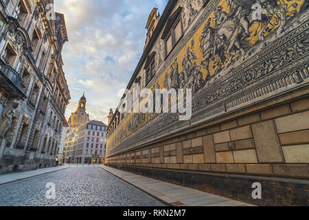 Dresde, Allemagne - 12 MAI 2017 : Dresden Allemagne, sunrise city skyline at Procession des Princes (Furstenzug) Banque D'Images