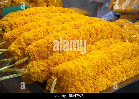 Bangkok, Thaïlande, Pak Khlong Talat échoppe de marché des chaînes de vente de fleurs de souci officinal Banque D'Images