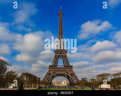 La Tour Eiffel ou la Tour Eiffel vu de Champ de Mars à Paris, France sur une belle journée nuageuse Banque D'Images