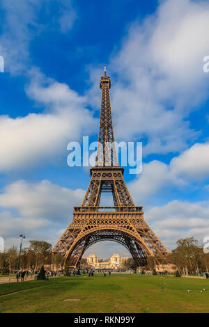 La Tour Eiffel ou la Tour Eiffel vu de Champ de Mars à Paris, France sur une belle journée nuageuse Banque D'Images