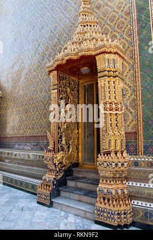 Bangkok Thailand,porte ouvragée dans la cour circulaire à Wat Ratchabophit Banque D'Images