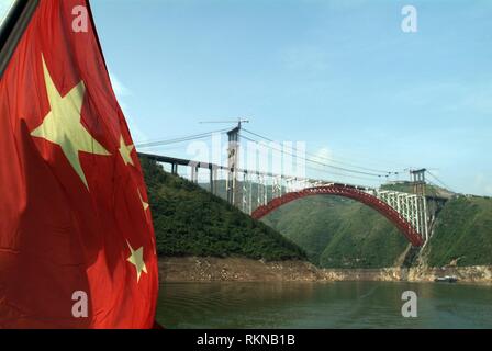 Un drapeau chinois en face d'un pont enjambant la rivière Daning Wushan à trois le long de la Gorges. Une zone de grande beauté, pendant des siècles la tumultueuse Banque D'Images