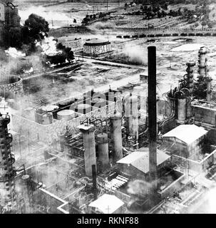 Ploesti, Roumanie. Le 1er août 1943. Les réservoirs de stockage de pétrole à la raffinerie Columbia Aquila brûler après le raid de bombardiers B-24 Liberator de l'United States Army Air Force. Certaines des structures ont été camouflées Banque D'Images