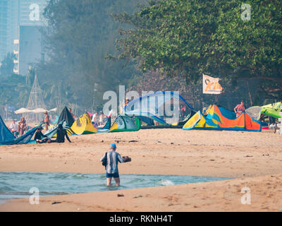 Kite surfeurs la préparation de leur rapport à la plage de Na Jomtien, près de Pattaya en Thaïlande. Banque D'Images