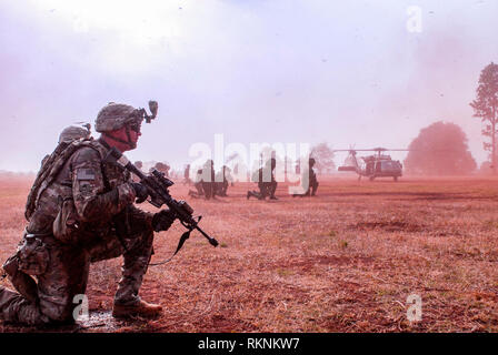 États-unis et des soldats de l'Armée royale thaïlandaise se préparent à bord Sikorsky UH-60 Black Hawk lors d'une mission de formation de l'agression, le 5 février 2019, à Sa Kaeo Province, en Thaïlande, dans le cadre d'Hanuman Guardian. Hanuman Guardian fournit un exercice pour les États-Unis et la Thaïlande les armées à accélérer l'interopérabilité et d'accroître la capacité des partenaires par la planification et l'exécution de la force opérationnelle combinée complexe des opérations. (U.S. Photo de l'armée par le sergent. Cody Jones) Banque D'Images