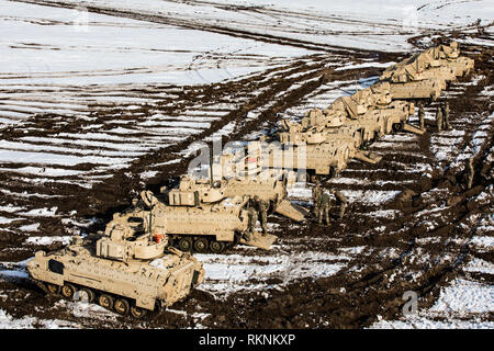 ŚWIĘTOSZÓW, Pologne (fév. 6, 2019) - une ligne de véhicules de combat Bradley M2 du 1er Escadron, 4e régiment de cavalerie des États-Unis à Fort Riley, Kansas, sont mis en scène derrière la ligne de tir en préparation d'un exercice d'entraînement sur l'élection présidentielle près de Świętoszów de tir. La Cavalerie 1-4 récemment arrivés en Pologne et la conduite des opérations de gamme en préparation à des exercices conjoints avec les pays alliés pour promouvoir l'interopérabilité entre les forces de l'OTAN à l'appui de l'opération Atlantic résoudre. (U.S. Photo de l'armée par le Sgt. Jeremiah Woods) Banque D'Images