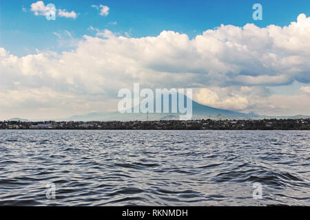 Lac Kivu, Rwanda, avec le mont Nyaragongo de la RD Congo en arrière-plan. Beau temps pour une promenade en bateau. Banque D'Images