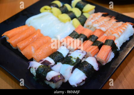 Cuisine japonaise sushi dans restaurant, remarque sélectionner focus avec une faible profondeur Banque D'Images