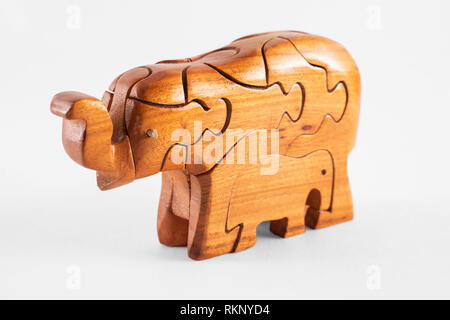 Puzzle éléphants en bois isolé sur fond blanc Banque D'Images