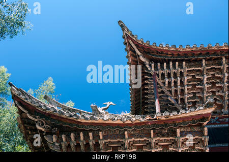 La passerelle en bois menant à un temple de Confucius dans l'ancien plateau Horse Trail Ville de Nuodeng au Yunnan. Construit sur le commerce du sel, une fois que les riches s'est Banque D'Images