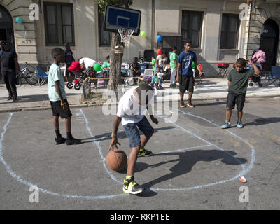 Enfants jouant au basket-ball dans le block party section de Bedford-Stuyvesant, Brooklyn, New York. Banque D'Images