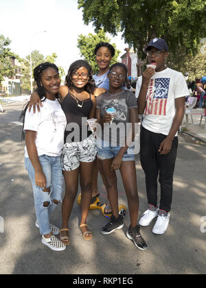 Les adolescents à block party dans la section de Bedford-Stuyvesant, Brooklyn, New York. Banque D'Images