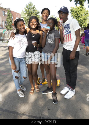 Les adolescents à block party dans la section de Bedford-Stuyvesant, Brooklyn, New York. Banque D'Images