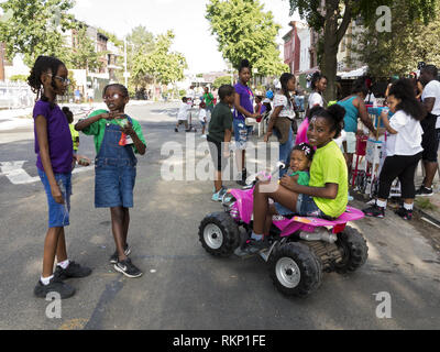 Enfants à la fête de quartier dans la section de Bedford-Stuyvesant, Brooklyn, New York. Banque D'Images