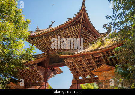 La passerelle en bois menant à un temple de Confucius dans l'ancien plateau Horse Trail Ville de Nuodeng au Yunnan. Construit sur le commerce du sel, une fois que les riches s'est Banque D'Images