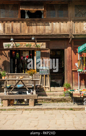 Un café à Shaxi, ancienne ville de commerce pour les caravanes qui sillonnent le plateau sentier équestre dans la région de Jianchuan County, province du Yunnan, Chine. Shaxi est considéré comme l'un Banque D'Images