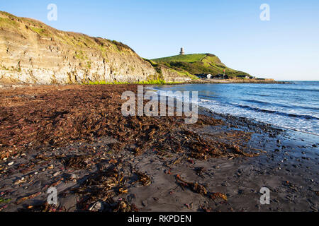 Avec la baie de Kimmeridge Tour Clavell au-delà côte Jurrasic Dorset England UK Banque D'Images