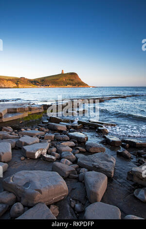 Avec la baie de Kimmeridge Tour Clavell au-delà côte Jurrasic Dorset England UK Banque D'Images