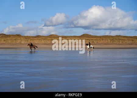 L'équitation sur la plage de Newton, près de Porthcawl, Nouvelle-Galles du Sud Banque D'Images